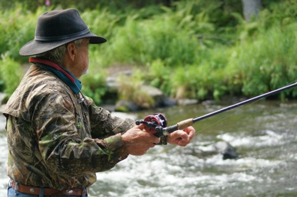 fisherman-585707_1920 man fly fishing